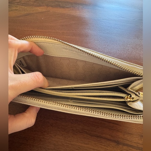 michael kors zip wallet - Picture 7 of 7